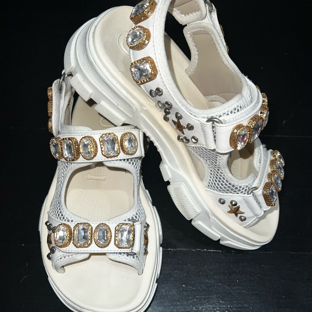 Authentic GUCCI
Leather Crystal Embellishments Sandals